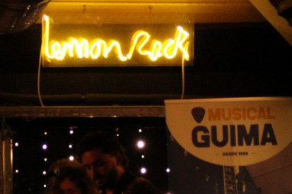 Celebración del 40 aniversario de Musical Guima en Lemon Rock Granada con asistentes disfrutando del evento.