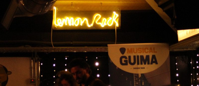 Celebración del 40 aniversario de Musical Guima en Lemon Rock Granada con asistentes disfrutando del evento.